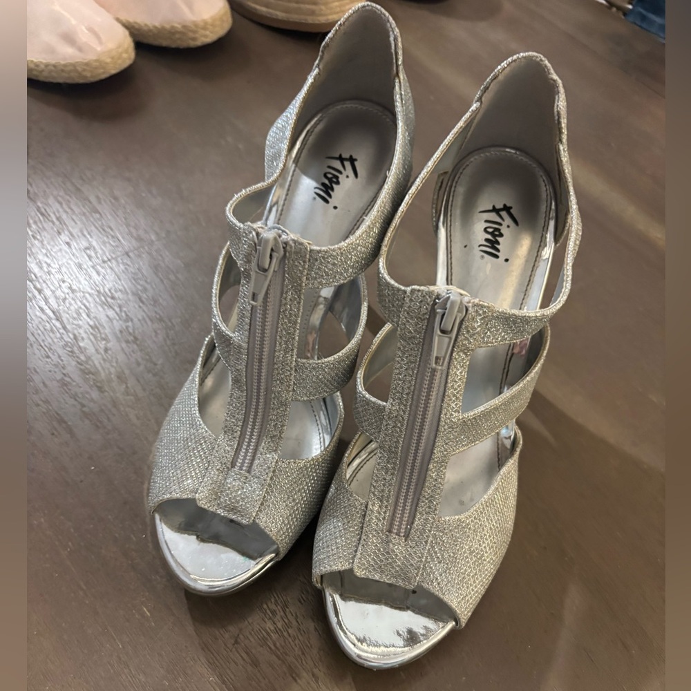 FIONI Clothing Silver Metallic Peep-Toe Strappy Heels Sz 8.5